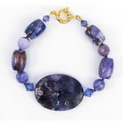 An amethyst bead bracelet 